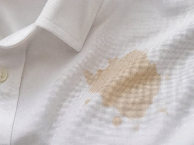 Tache de café sur une chemise blanche