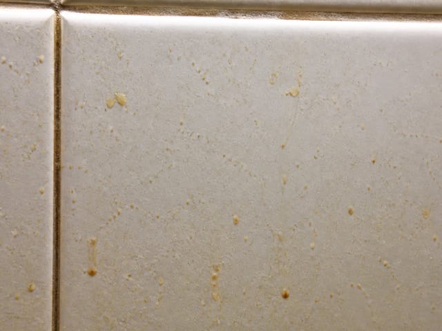 Éclaboussures de graisse de cuisson sur une crédence