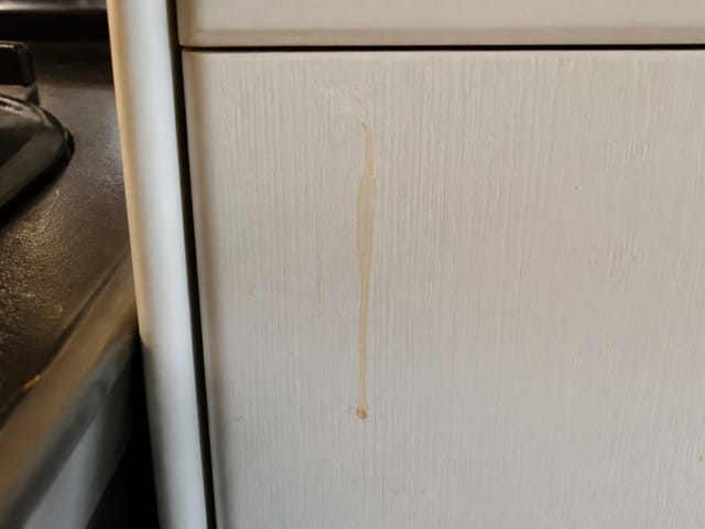 Tache d'huile sur une porte de meuble de cuisine