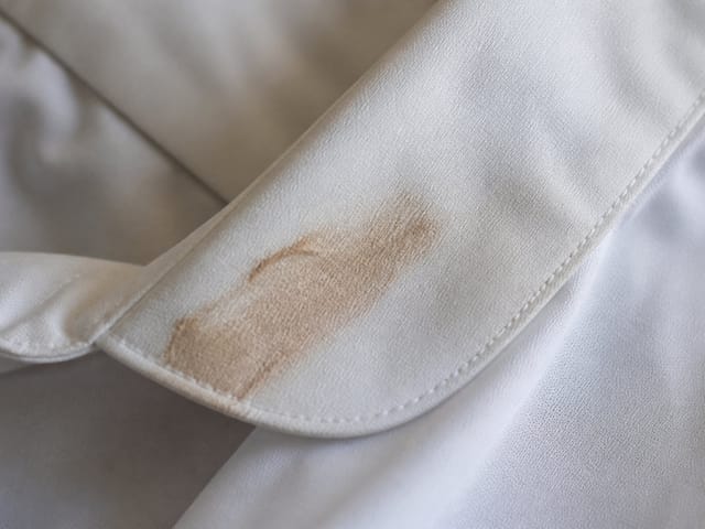 Tache de maquillage sur le col d'une chemise blanche
