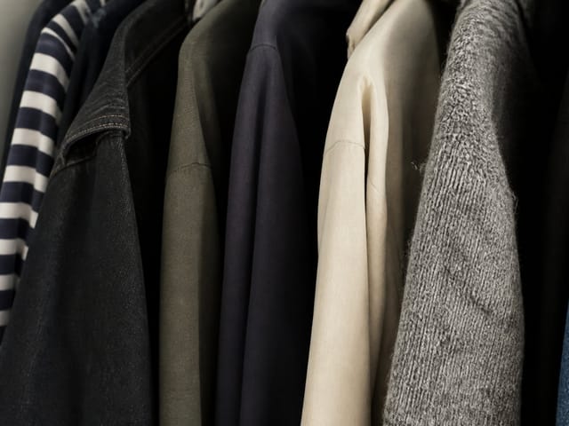 Vêtements dans un placard évoquant une odeur persistante