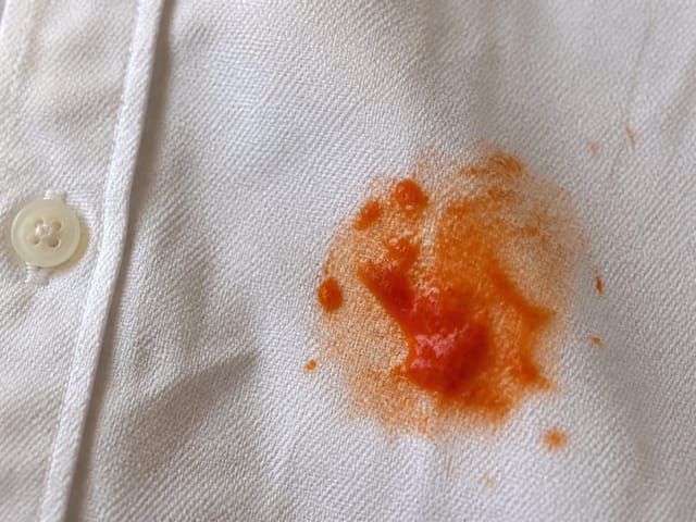 Tache de sauce tomate sur une chemise blanche
