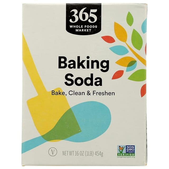 白底背景下的 365 by Whole Foods Market Baking Soda 正面商品图