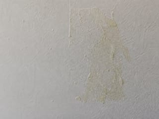 Résidu de ruban adhésif sur un mur peint