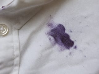 Tache de myrtille sur une chemise blanche