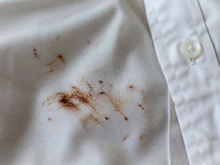 Tache de chocolat sur une chemise blanche