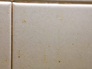 Éclaboussures de graisse de cuisson sur une crédence