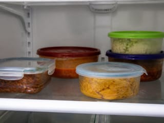 Clayette de réfrigérateur évoquant des odeurs alimentaires