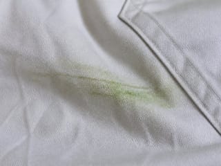 Tache d'herbe sur un pantalon en coton blanc