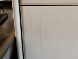 Tache d'huile sur une porte de meuble de cuisine