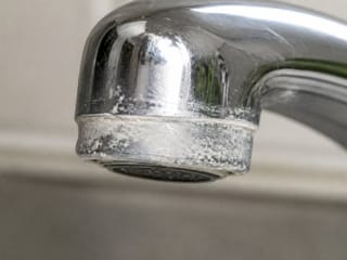 Dépôts de calcaire sur un robinet chromé