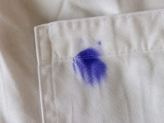 Tache d'encre sur la poche d'une chemise blanche