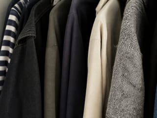 Vêtements dans un placard évoquant une odeur persistante