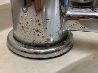 Points de rouille sur un robinet chromé