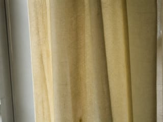 Rideau jauni évoquant une odeur de fumée